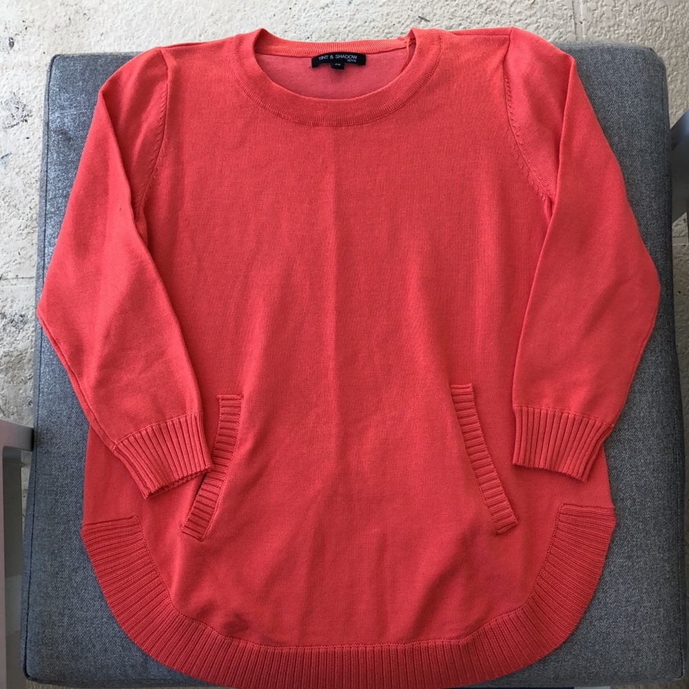 NWOT! - TINT & SHADOW Kangaroo Pocket Rounded Hem Sweater